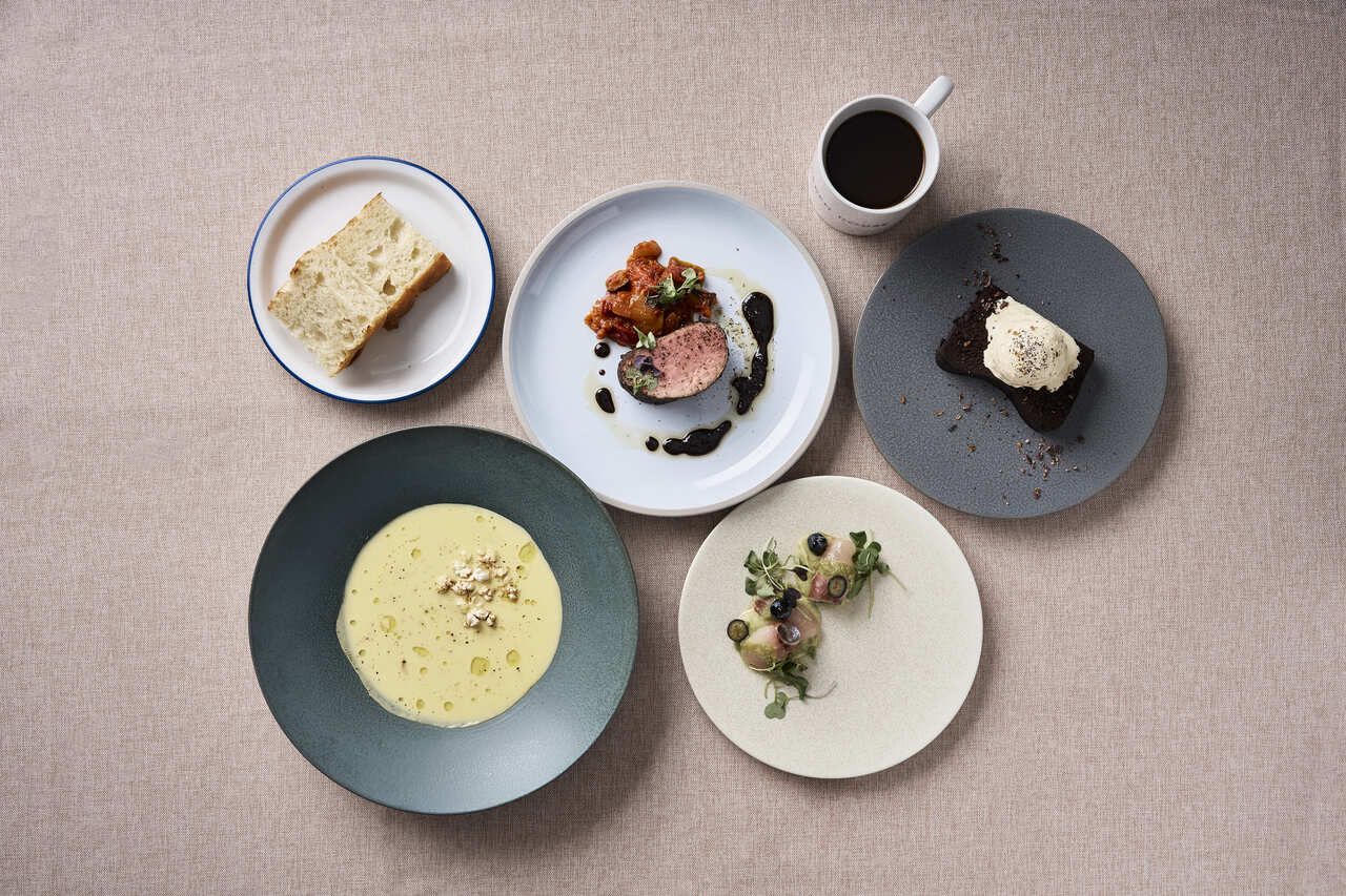 [仅限午餐]干杯闪闪发光！ 4道菜的休闲套餐，包括开胃菜、意大利面、主菜、糕点师特制甜点和餐后咖啡厅！