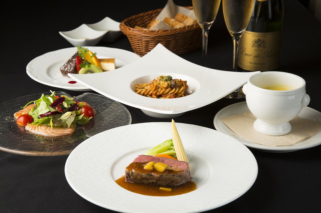 【AQUAコース】碧く輝く大水槽の煌びやかな熱帯魚を眺めながら優雅な時間を。メインはお好きな料理をチョイス！食材にこだわった料理は１人１皿ずつのフルコース仕立て　4500円