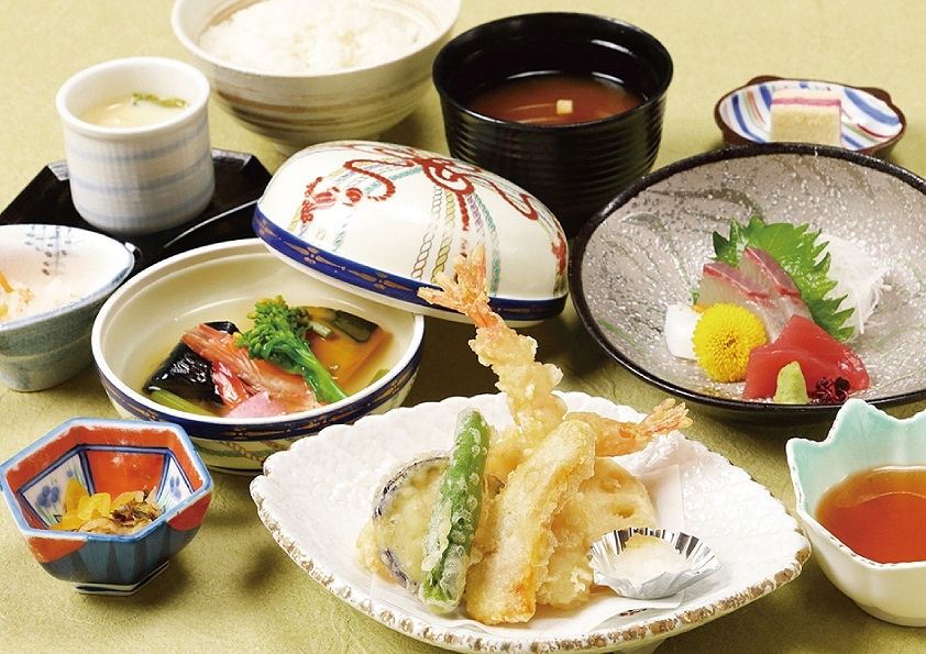 Tempura, sashimi and stew set meal