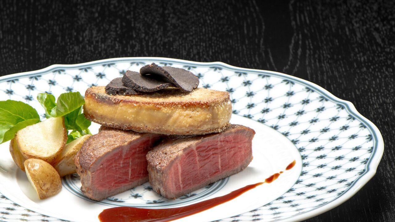 フォアグラとヒレステーキのロッシーニ　赤ワインソース 黒トリュフの香り