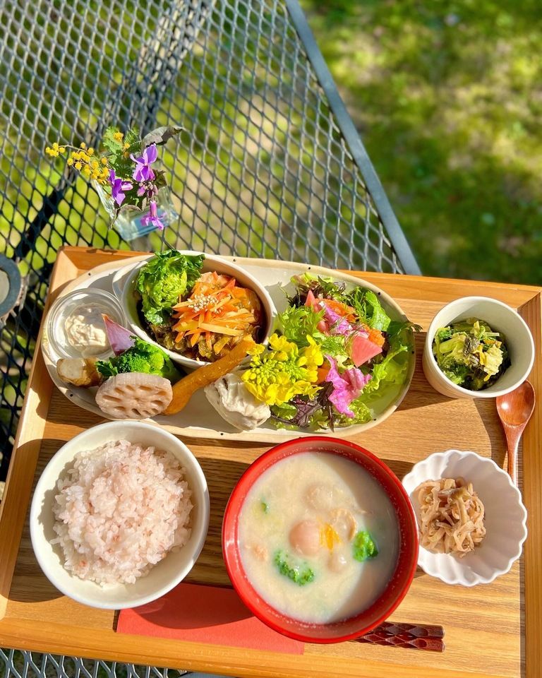 午餐充满时令蔬菜