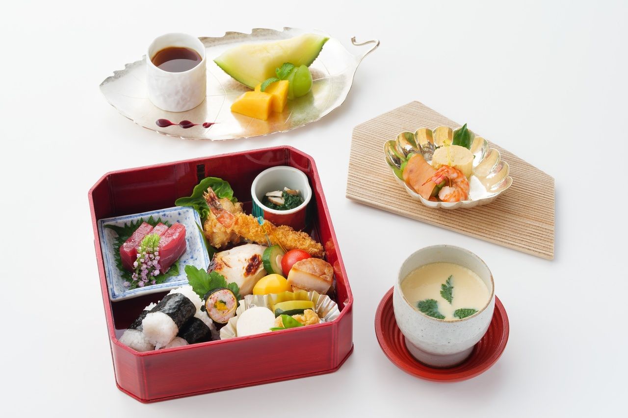 Middle size lunch box