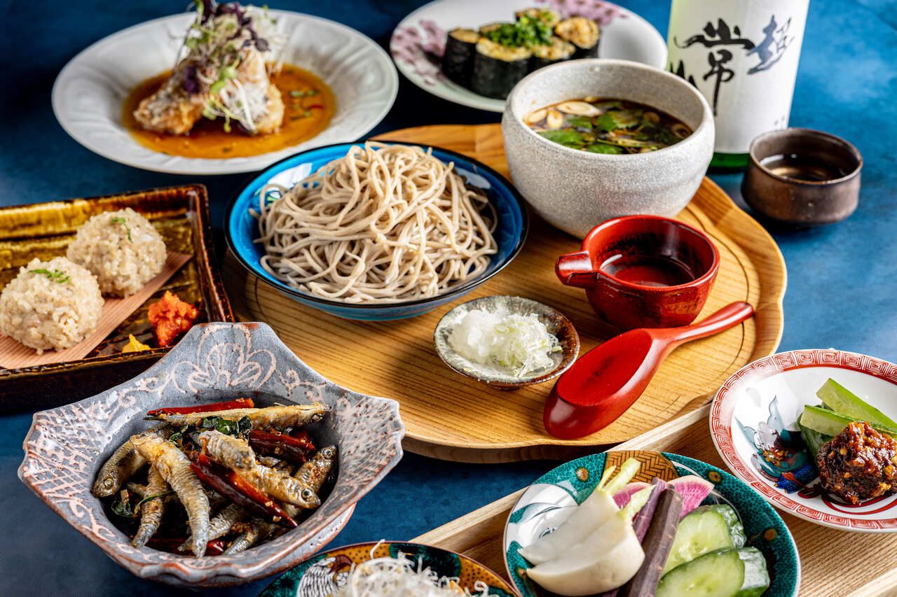 [僅限平日午餐]蕎麥麵和蕎麥麵懷石套餐，包括5件蕎麥麵開胃菜、手捲、燒烤菜餚、手工蕎麥麵等。