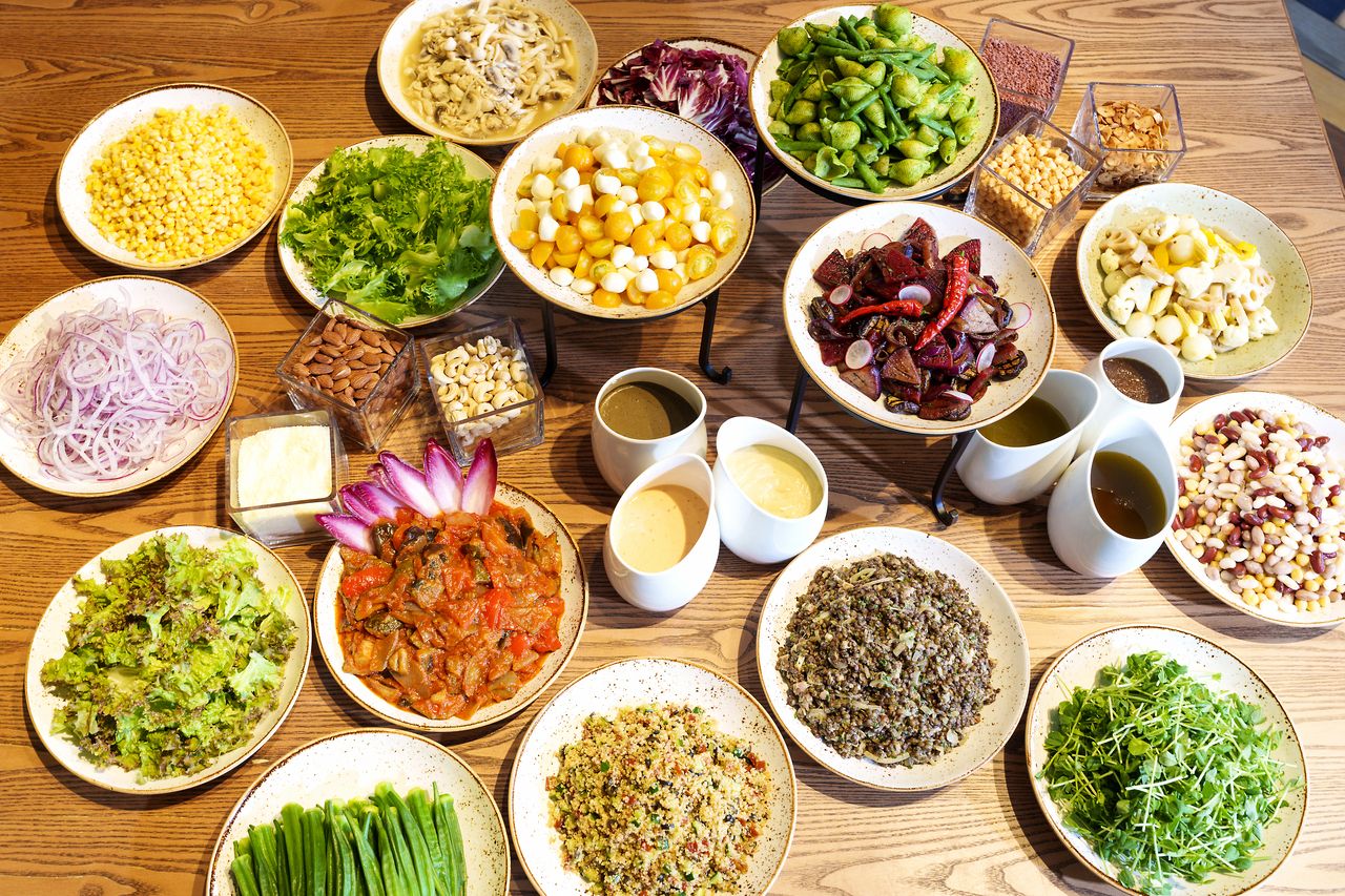 [Includes a toast drink of your choice] 30 types of deli & salad bar + freshly baked popovers