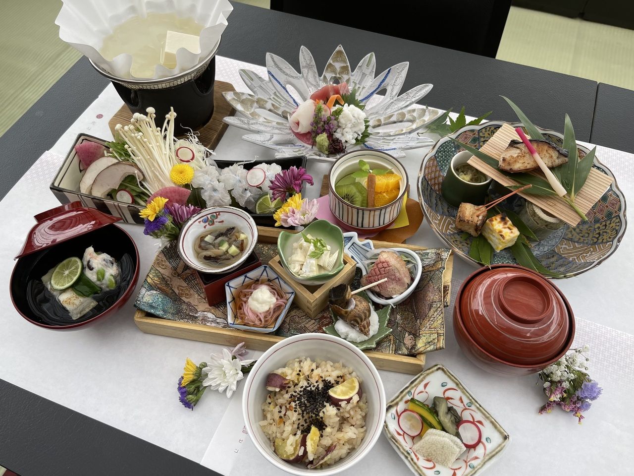 [Kamogawa Riverside Seats] Chef's recommended lunch course featuring plenty of conger eel