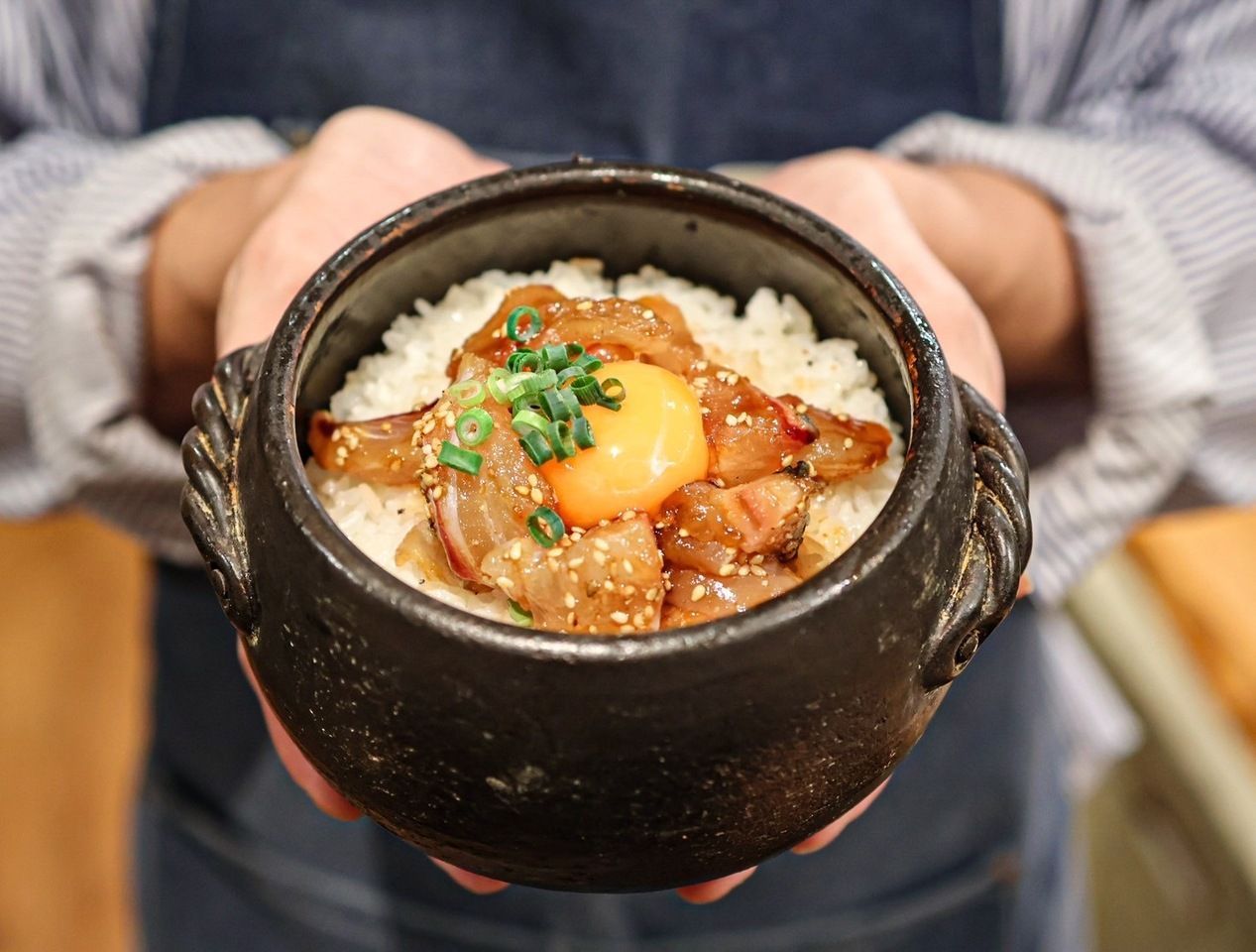 [Saturday and Sunday lunch reservations only] Freshly cooked clay pot rice (seafood yukke delivered directly from Nagahama) with Hakata cod roe 2,500 yen (tax included)
