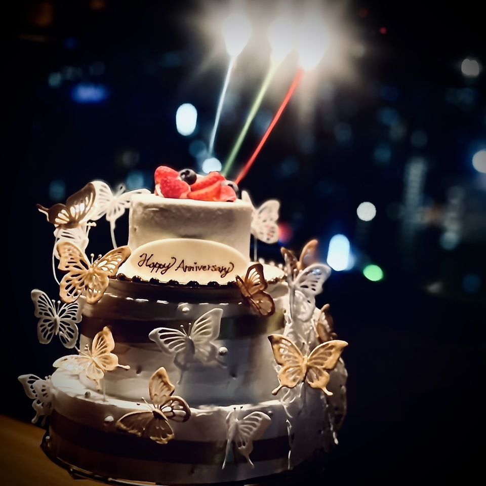 包含一個蝴蝶花束週年紀念蛋糕，靈感來自連接兩人的“鉸鏈”。尊享週年紀念晚餐套餐，包含12道菜，包括日本黑毛牛肉佐海膽、鮑魚、鱈魚精和雪蟹鍋。另附贈禮品收納盒！
