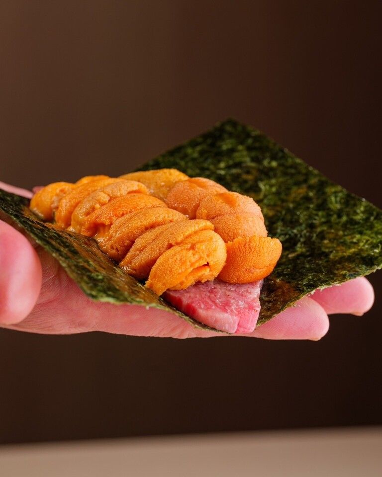 [Premium Wagyu YAKINIKU] You can enjoy "Two-row sea urchin dog with seared Wagyu beef fillet - soy sauce and light snow salt" and "Two types of carefully selected Wagyu beef fillet from different regions - black sauce and white sauce."