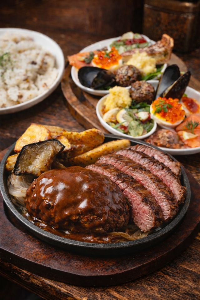 Enjoy both! Luxurious appetizers and tapas included with a 100g Kobe beef A5 rank steak + hamburger dinner