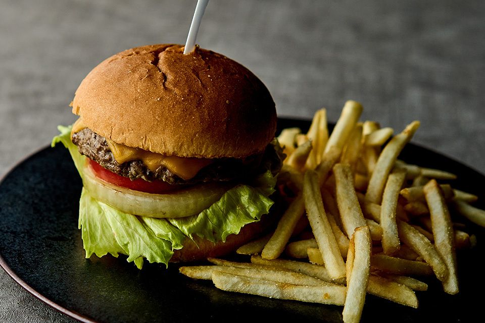 9/1～【ランチ】WEB予約限定選べるドリンク1杯付き★野菜たっぷり！人気のデザート含むサラダブッフェランチ〈メイン：選べるソースの国産牛チェダーチーズバーガー〉