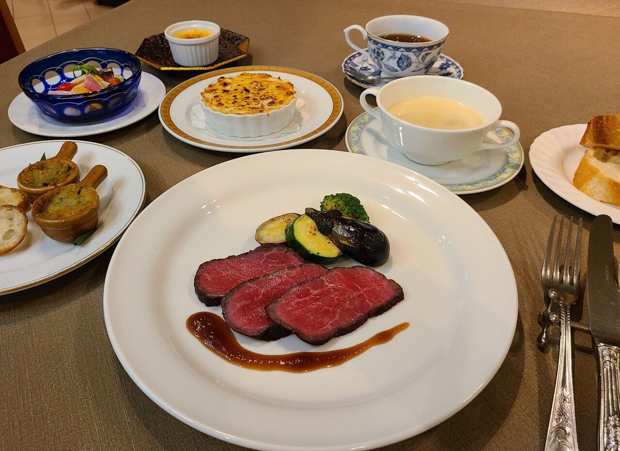 Party course (main dish: seasonal gratin and roast beef)