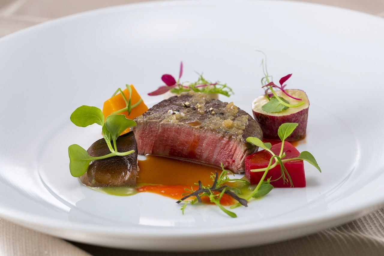  A luxurious full course meal with a main course of beef loin steak, seasonal vegetables, and even fish!