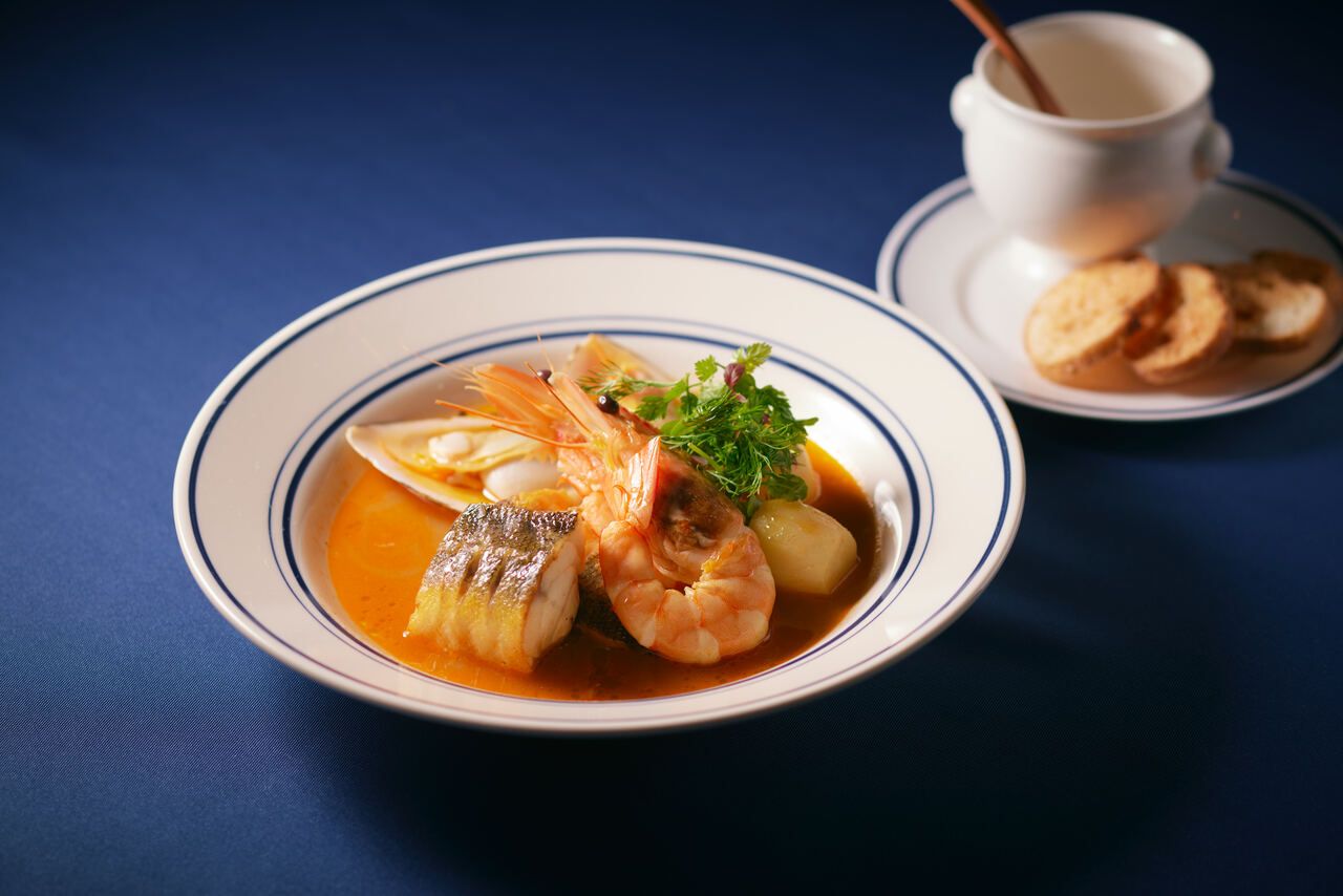 【Dinner Course】全５品：アミューズ・小さなパイ包み・サラダ・魚料理・肉料理