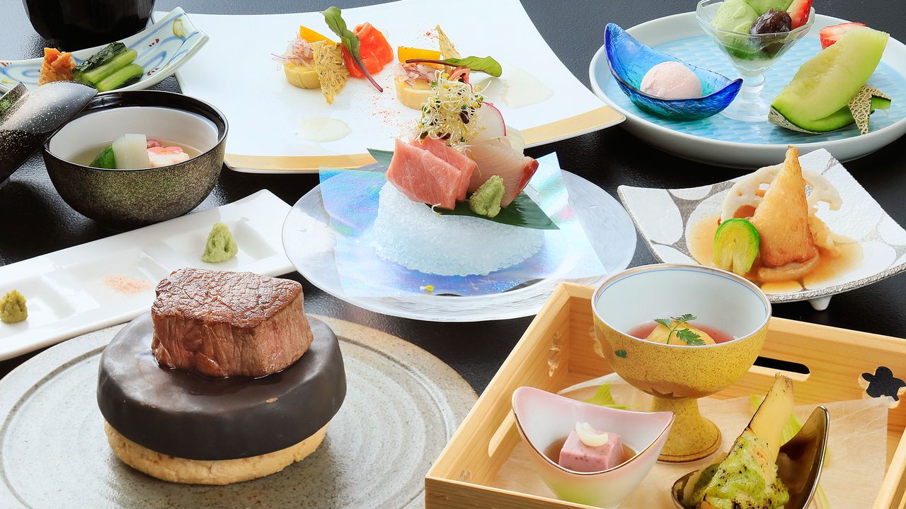 Kaiseki course “Hanayagi” featuring a hot-stone grilled Shinshu beef steak as the main course