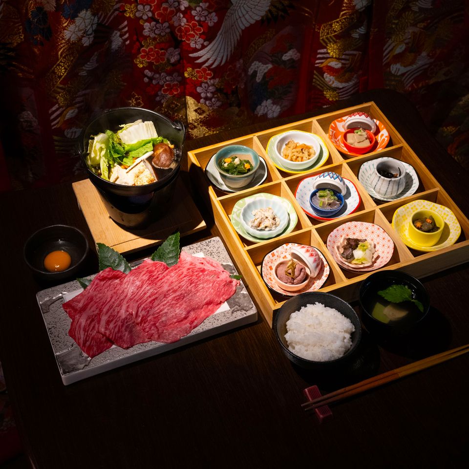 雅牛茶会〜国産黒毛和牛のすき焼きと９種のおばんざい御膳〜