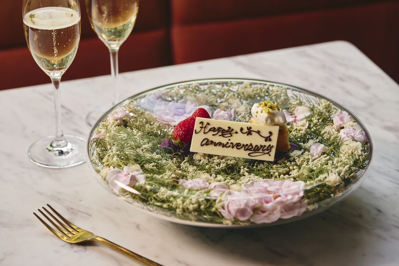 [Anniversary Dinner] George’s Dinner Course (เฉพาะฤดูหนาว) พร้อมขนมปังปิ้งและจานดอกไม้ รวม 7 จาน