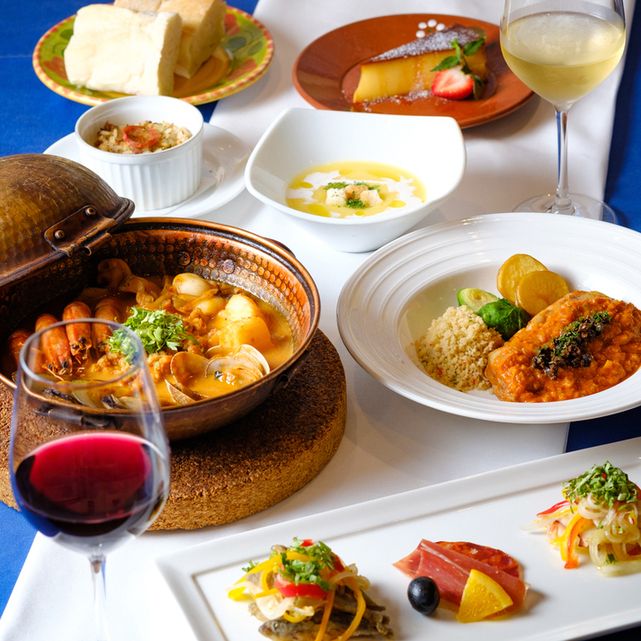 【ディナー】　【カタプラーナコース】　前菜は沢山の種類をちょっとずつカタプラーナ鍋の魚介のスープと豚とアサリのアレンテジャーナのダブルメイン