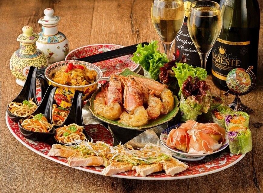 10种点心、肉类菜肴和色彩缤纷的蒸蔬菜（海鲜开胃菜），外加2.5小时无限畅饮