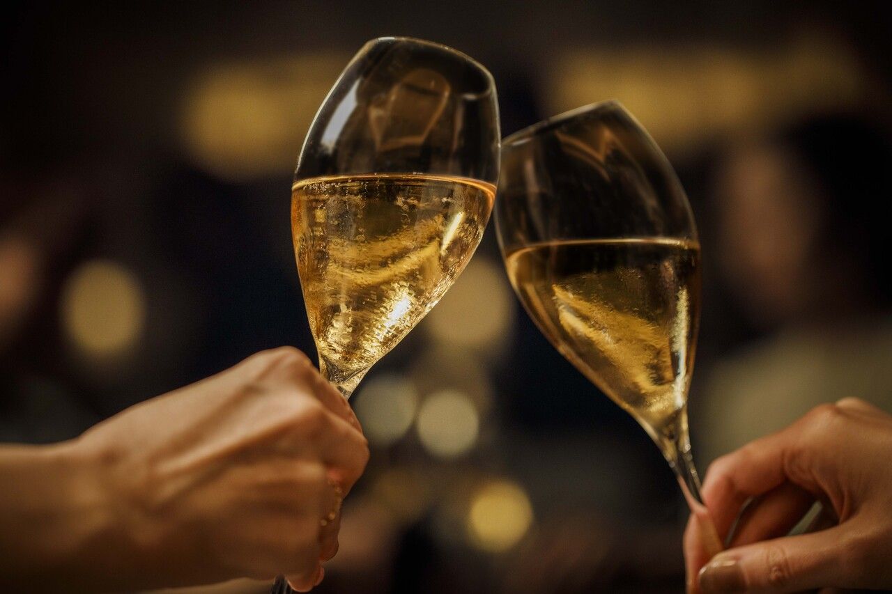 [Guaranteed Window Seat] Premium Anniversary Plan (Includes 1 bottle of Dom Perignon + your choice of 2 bar foods)