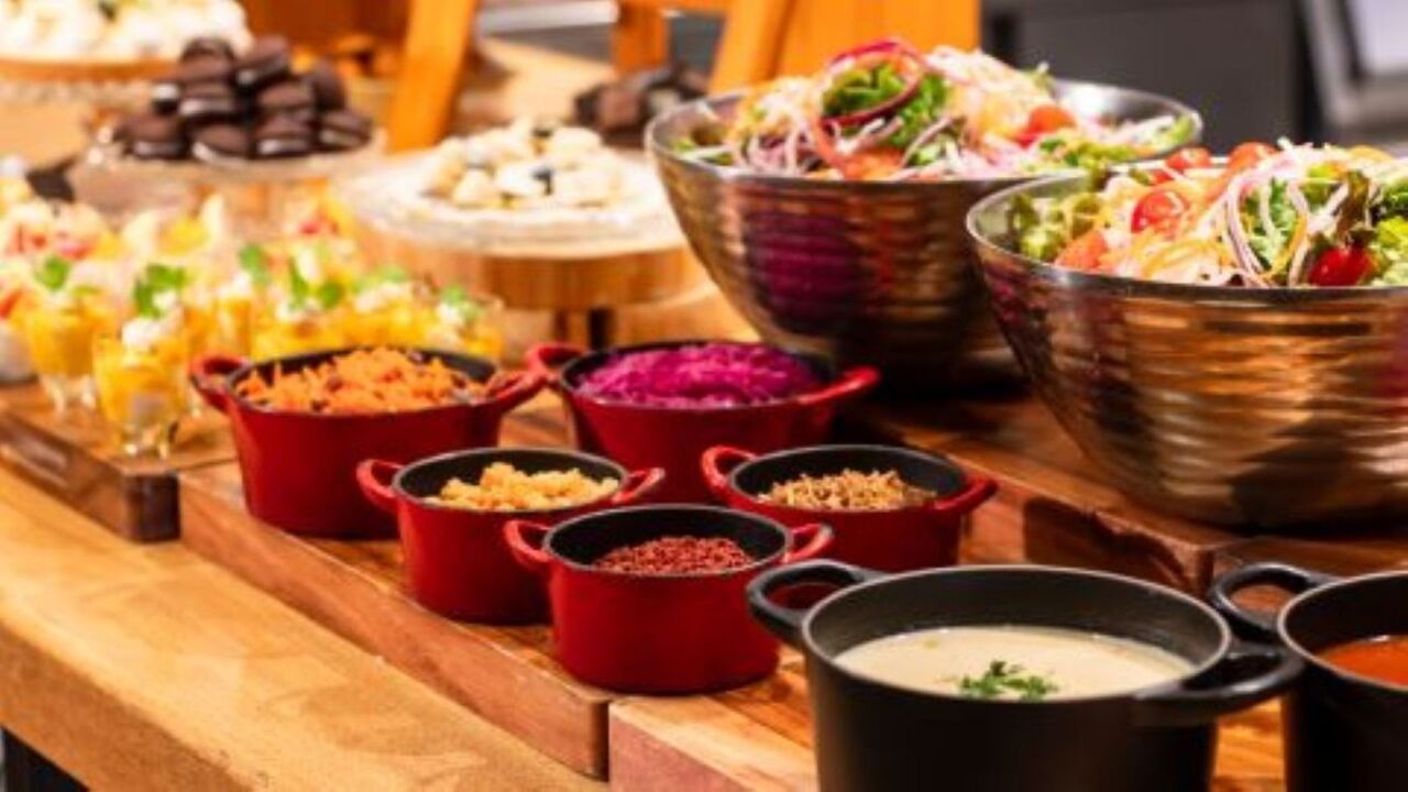 【平日11:30入店限定：90分制】選べるメイン＆サラダ・スープ・デザート付き約25種ランチビュッフェ