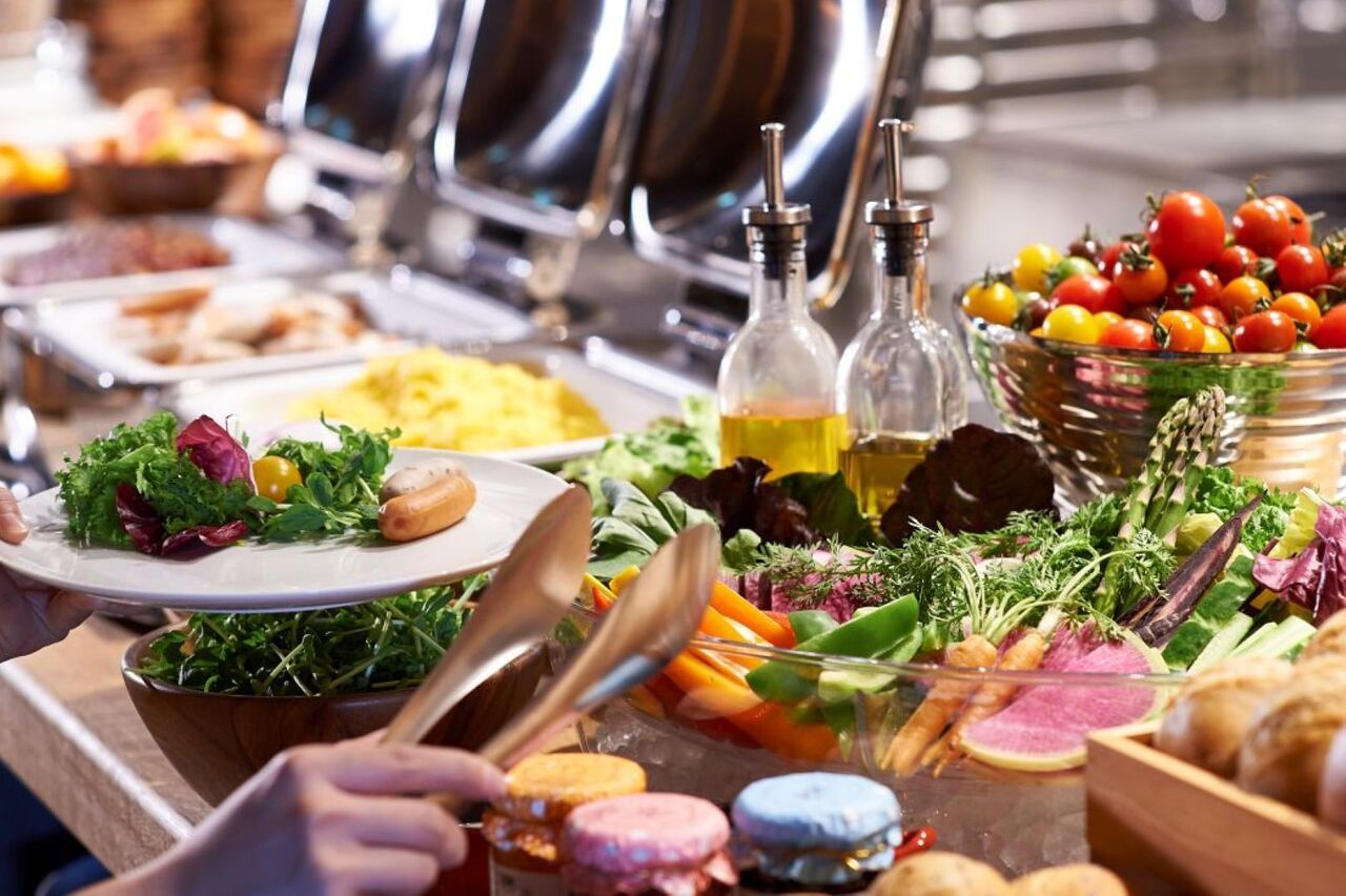 【朝食ビュッフェ】全国各地の旬野菜のサラダバー、時間限定季節の土鍋ご飯