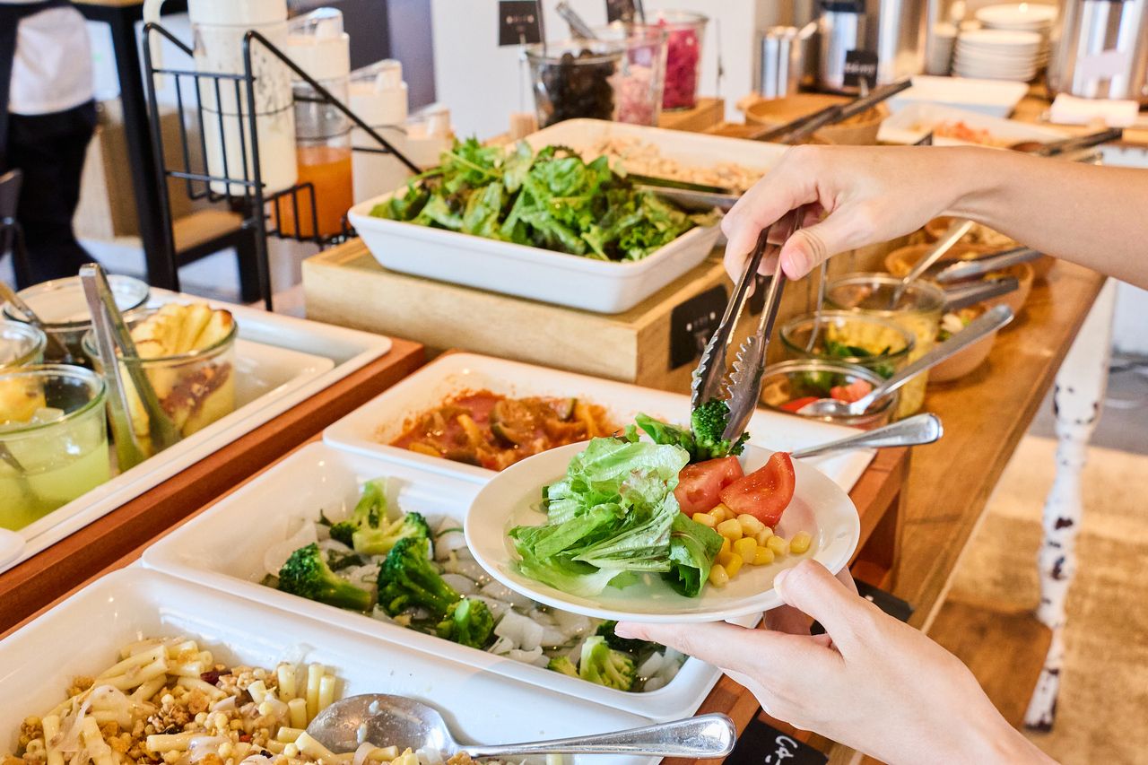 Book your holiday lunch here! Choose your main dish, drink bar, and unlimited salad buffet set with bread, curry, etc.