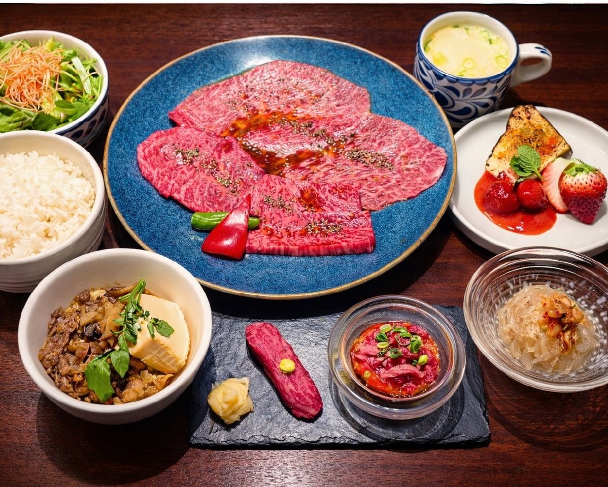 A luxurious lunch of three kinds of lean meat and sirloin yukke