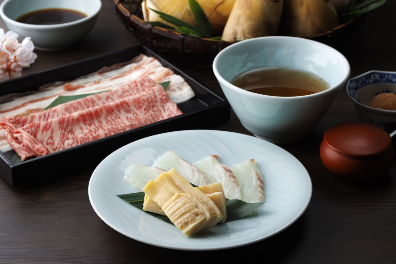 [Spring Limited] Dashi Shabu Kaiseki featuring cherry blossom sea bream, bamboo shoots, Wagyu beef, and carefully selected pork, available until May 18th.