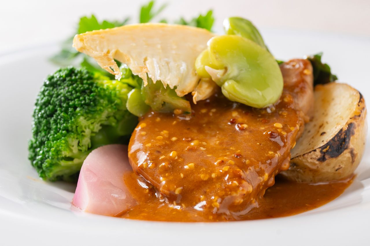 Braised pork tenderloin, salad, soup, and other dishes (4 courses in total)