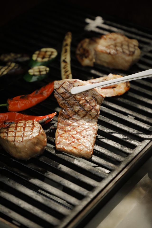 在绿意盎然的枫叶环绕下，享受花园露台上的烧烤乐趣。