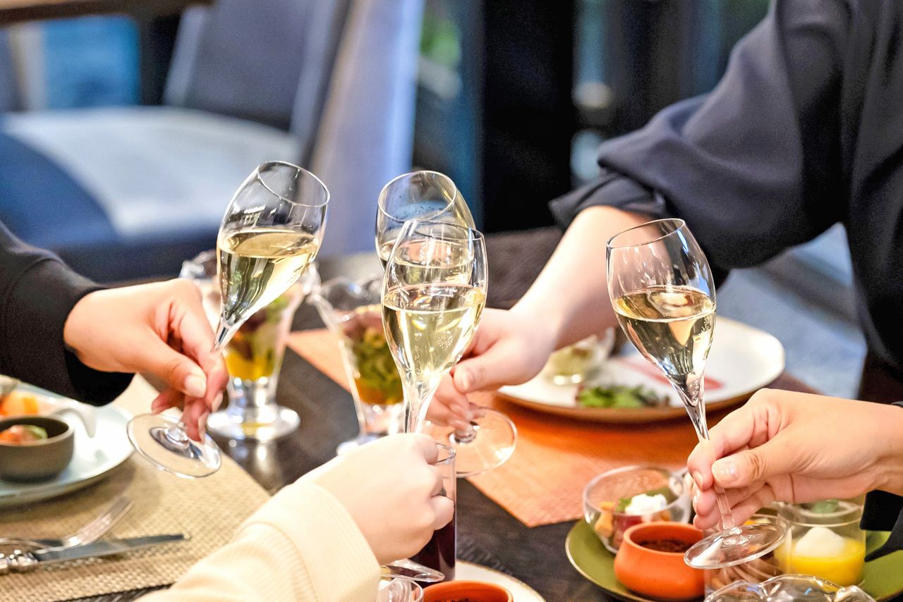 Choice of main dish + buffet with sparkling wine (unlimited time)