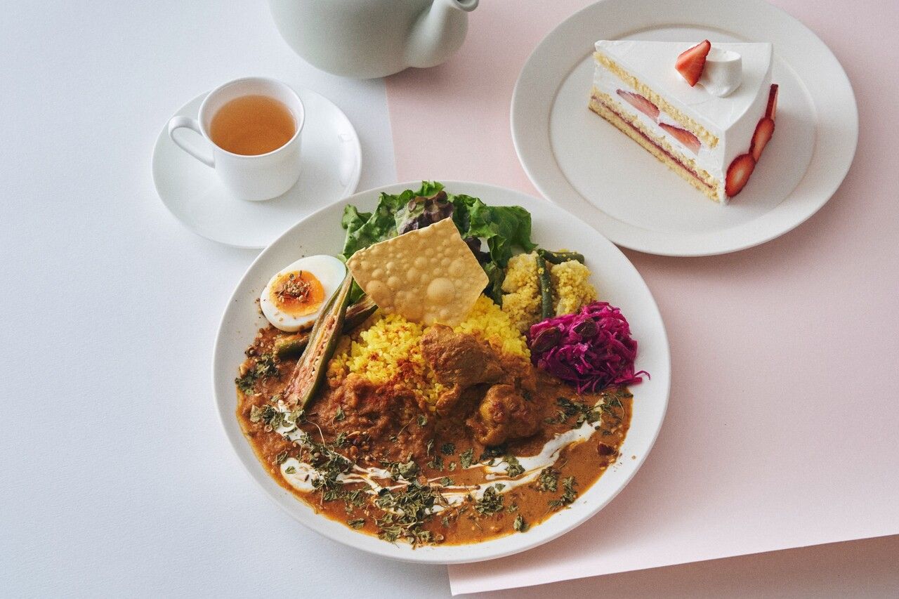 【デザート＆ドリンク付きのスペシャルランチ】バターチキンとトマトダールの2種スパイスカレー ミールス仕立て