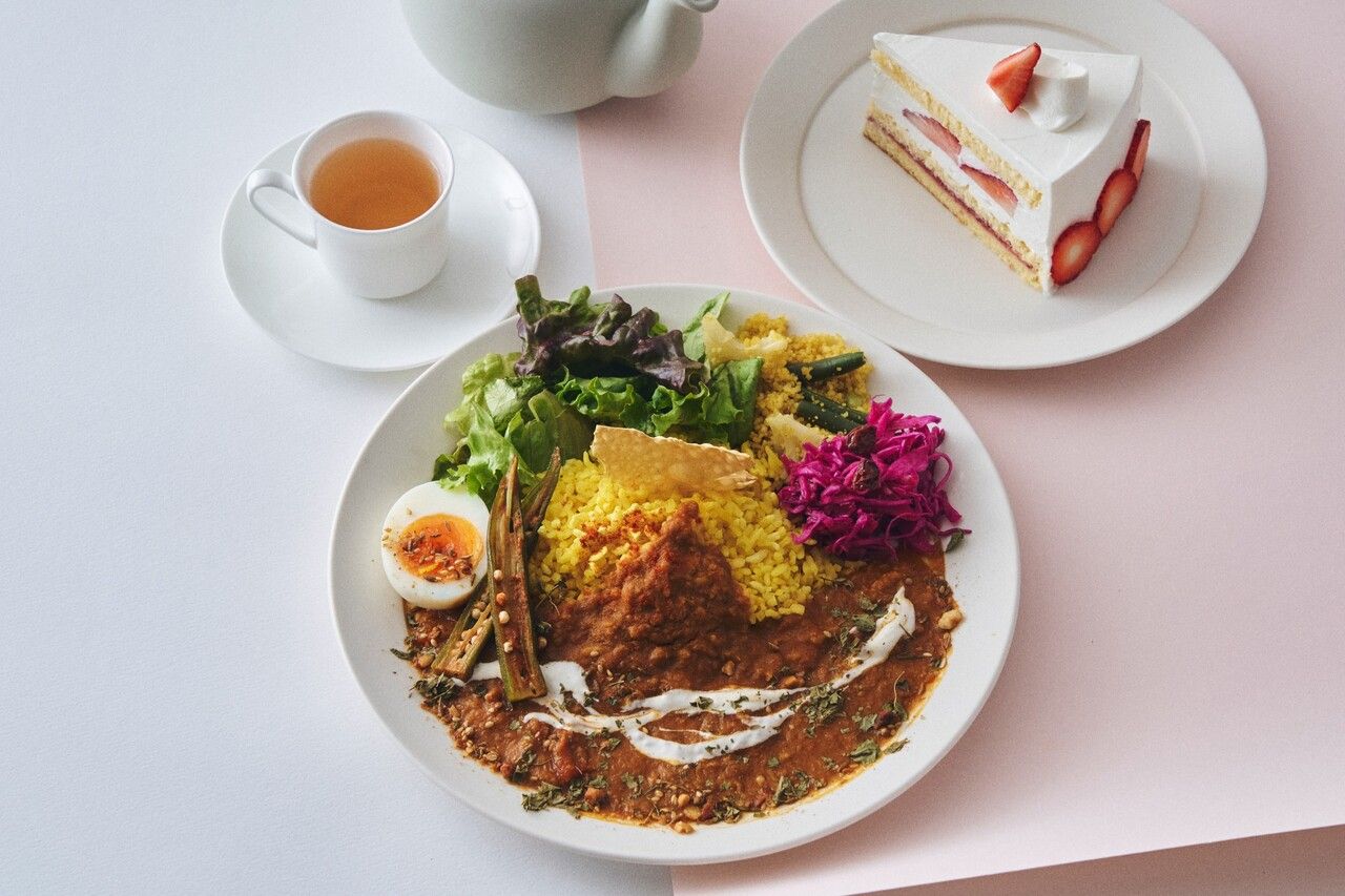 【デザート＆ドリンク付きのスペシャルランチ】トマトとダールのスパイスカレー ミールス仕立て