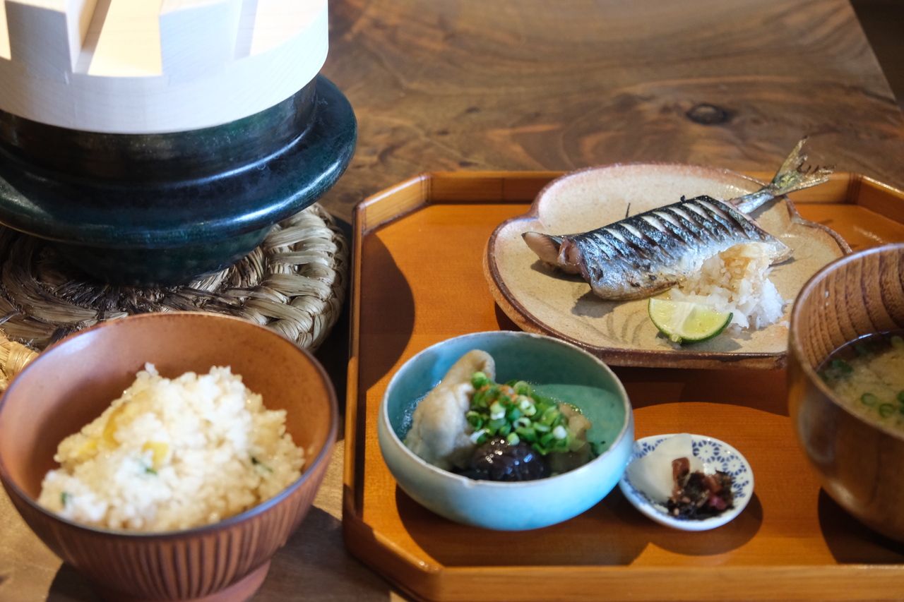 Déjeuner : riz cuit dans un pot en terre (riz pilaf)